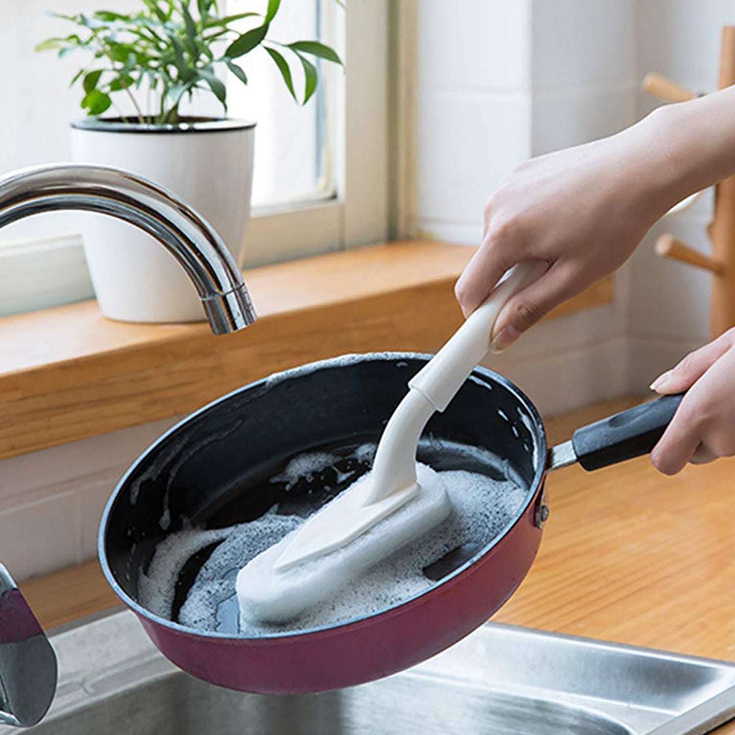 04_a862019c-a0e1-4d5a-b07d-dbec4773a18c.jpg Cleaning Brush Creative Triangle Kitchen Brush Bathroom Cleaning Tool Cleaning Brush - Image 1