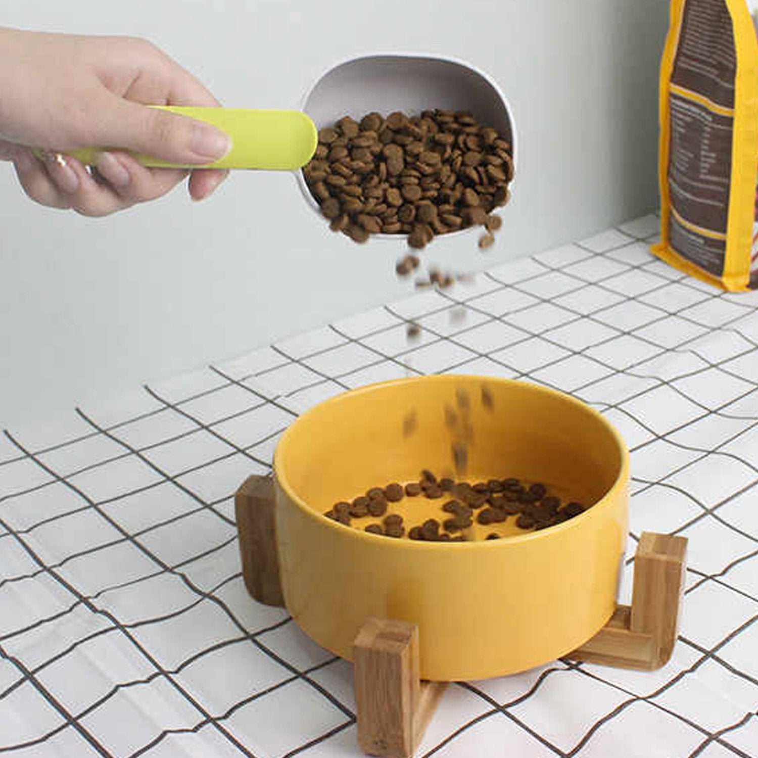 255101_bdb640da-6263-4915-8528-3cb497882bf2.jpg Handle Clip Function Design ABS Food-Grade Materials Pet Food Shovel - Image 1