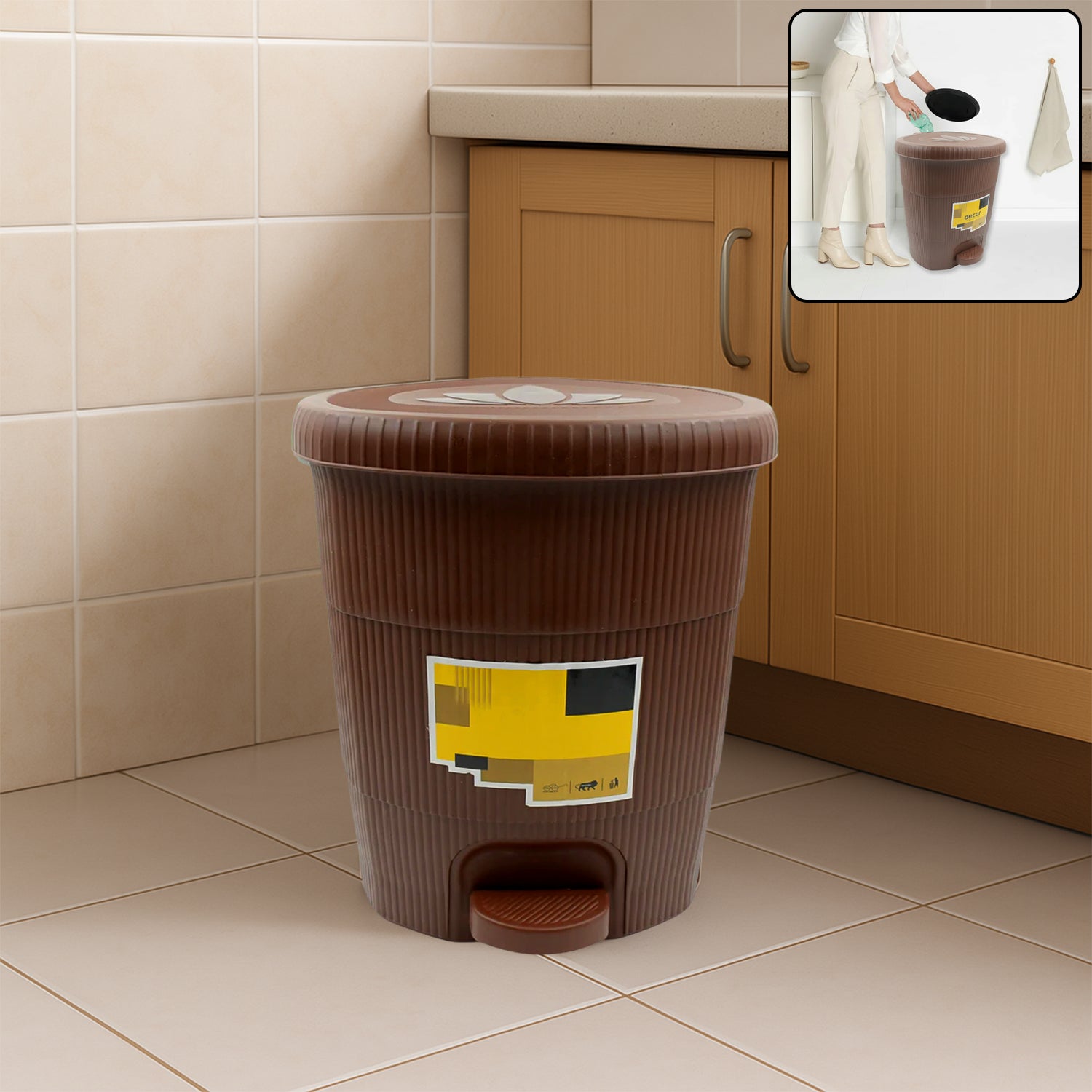 Mini Plastic Pedal Dustbin for Kitchen, Office & Car Use (1 PC) - Image 1